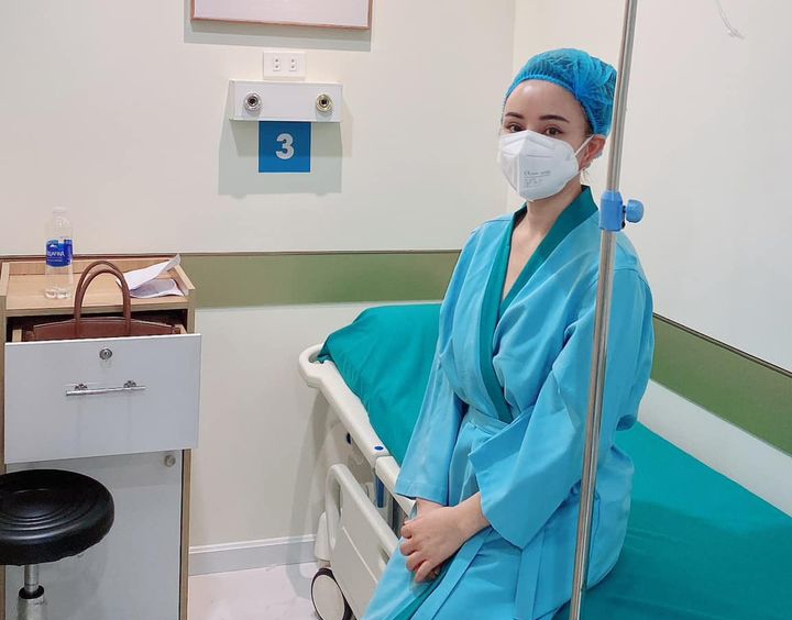 Sao Việt 10/12: Việt Hương cúng giỗ 2 năm ngày mất cố nghệ sĩ Chí Tài - Ảnh 9. Sao Việt 10/12: Việt Hương cúng giỗ 2 năm ngày mất cố nghệ sĩ Chí Tài - Ảnh 9.