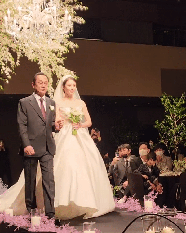 Đám cưới Jiyeon (T-ara): Cô dâu đẹp xỉu, chú rể và IU - Lee Hong Ki biến hôn lễ thành concert - Ảnh 7.