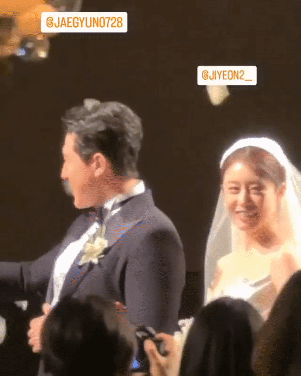 Đám cưới Jiyeon (T-ara): Cô dâu đẹp xỉu, chú rể và IU - Lee Hong Ki biến hôn lễ thành concert - Ảnh 10.
