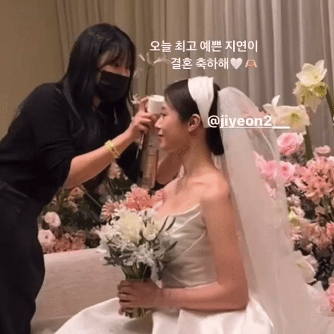 Đám cưới Jiyeon (T-ara): Cô dâu đẹp xỉu, chú rể và IU - Lee Hong Ki biến hôn lễ thành concert - Ảnh 6.