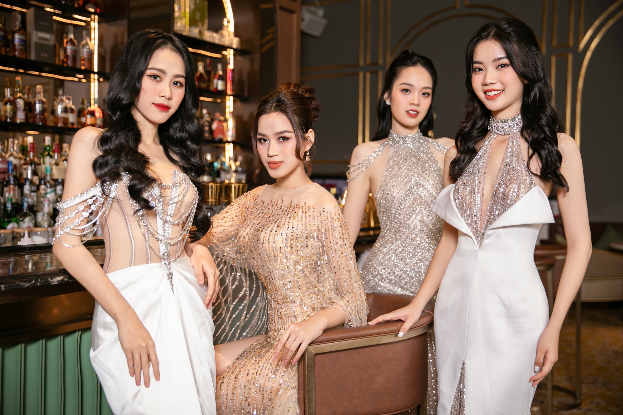Đỗ Thị Hà đọ dáng bên Top 3 Người đẹp Tài năng Hoa hậu Việt Nam 2022 - Ảnh 3.