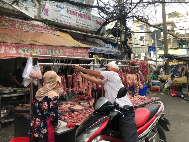 Giá thực phẩm ở chợ truyền thống ‘leo thang’ - Ảnh 2.