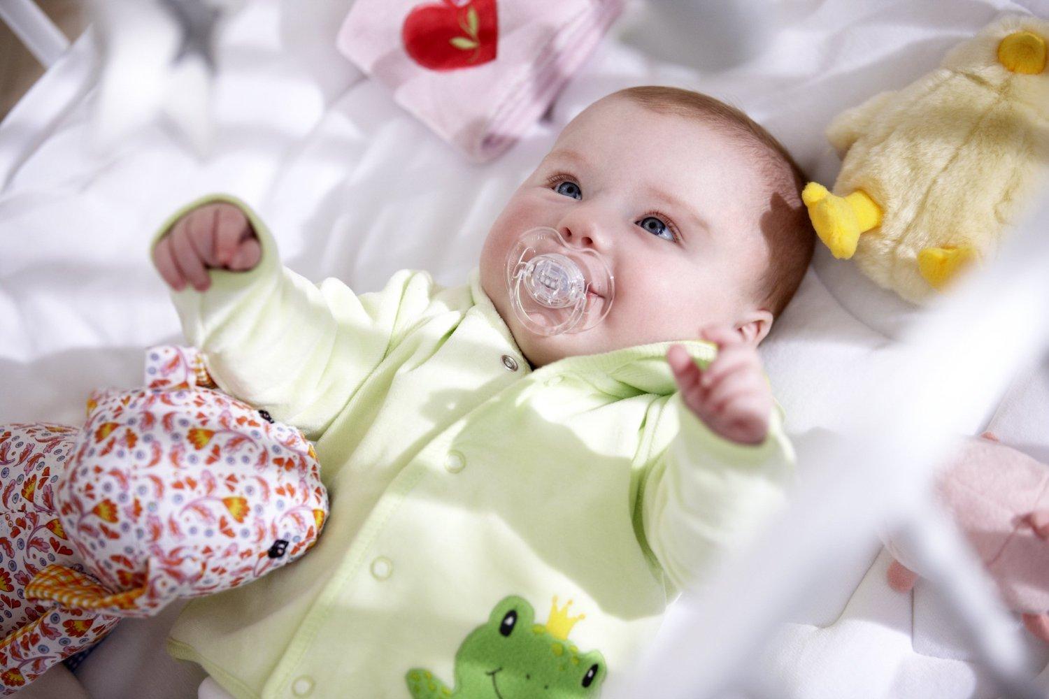 Trẻ sơ sinh nên mặc quần áo làm từ chất liệu gì để đảm bảo an toàn cho làn da afamily
