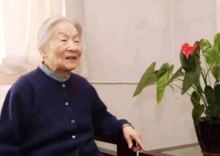 Nữ văn sĩ sống thọ 105 tuổi, bí quyết gói gọn ở 3 điều: Đọc sách dưỡng não, điềm tĩnh dưỡng tâm, vận động dưỡng thân - Ảnh 2. Nữ văn sĩ sống thọ 105 tuổi, bí quyết gói gọn ở 3 điều: Đọc sách dưỡng não, điềm tĩnh dưỡng tâm, vận động dưỡng thân - Ảnh 2.