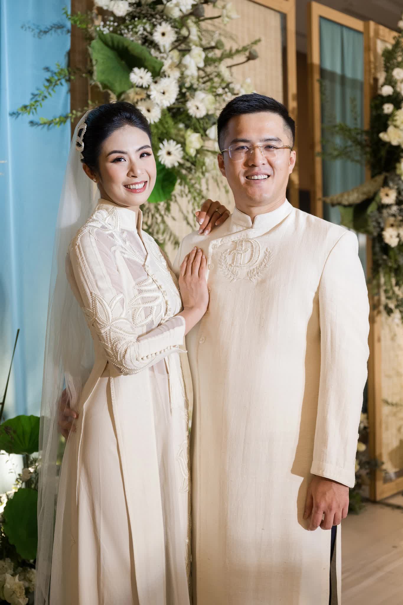 Hoa hậu Ngọc Hân xuất hiện xinh đẹp và nổi bật bên chú rể trong tà áo dài tại hôn lễ afamily