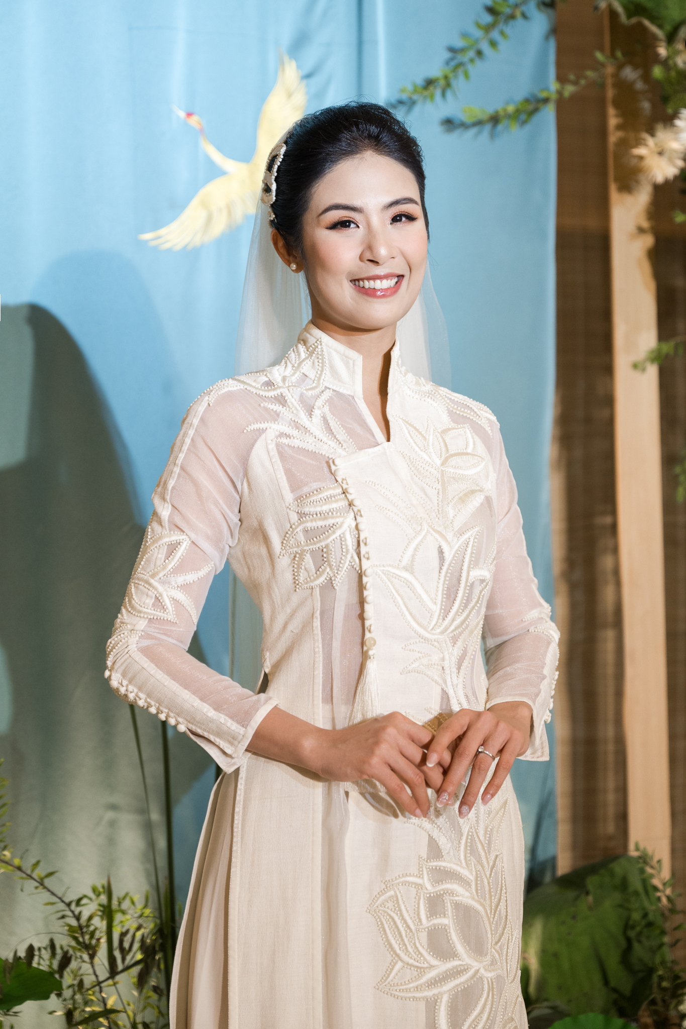 Hoa hậu Ngọc Hân xuất hiện xinh đẹp và nổi bật bên chú rể trong tà áo dài tại hôn lễ afamily