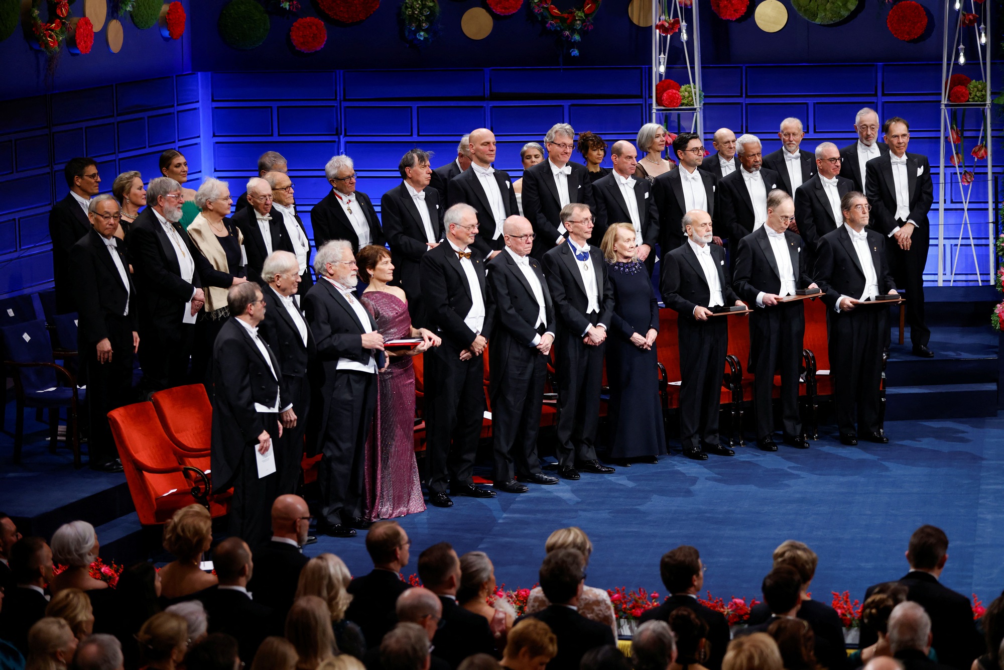 Lễ trao giải Nobel trở lại sang trọng, mời đủ người thắng giải ba năm - Ảnh 3.