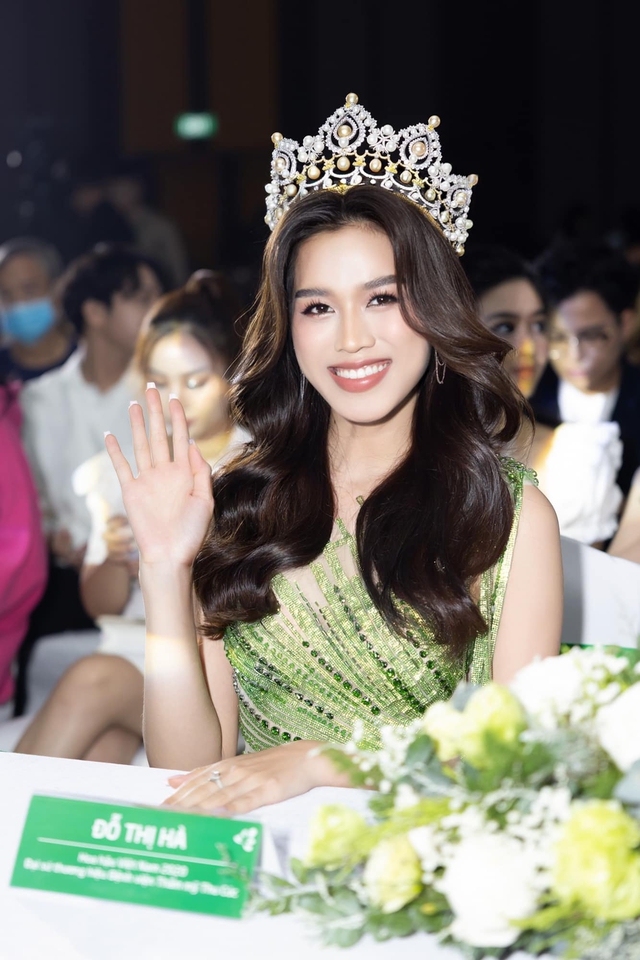 3 Hoa hậu Việt Nam đọ sắc chung khung ảnh: Người lui về hậu trường suốt 20 năm, người sắp kết thúc nhiệm kì - Ảnh 10.