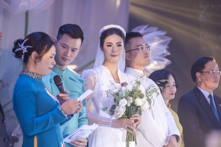 Hoa hậu Ngọc Hân nức nở khi nghe lời dặn dò của mẹ trong đám cưới - Ảnh 5.