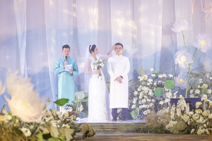 Hoa hậu Ngọc Hân nức nở khi nghe lời dặn dò của mẹ trong đám cưới - Ảnh 4.