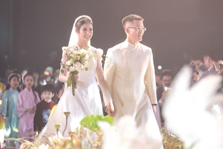 Hoa hậu Ngọc Hân nức nở khi nghe lời dặn dò của mẹ trong đám cưới - Ảnh 2.