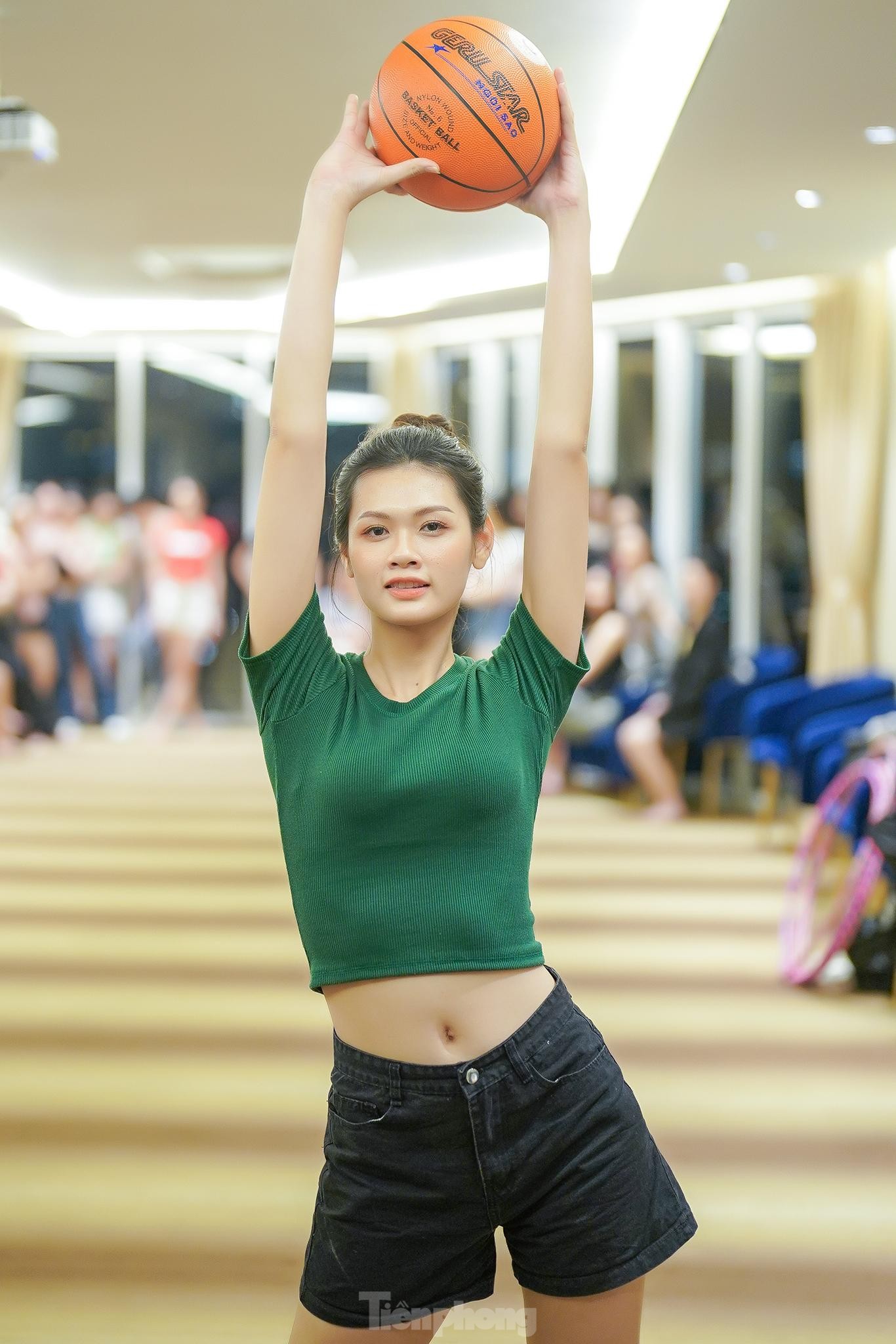 Vòng eo thon của top 35 Hoa hậu Việt Nam - Ảnh 14.