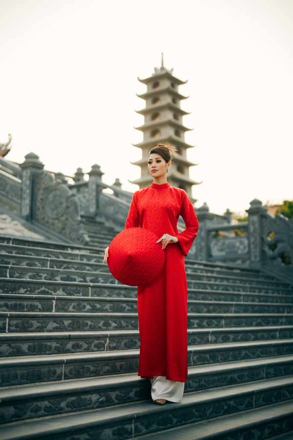 Khánh Vân: Nàng hậu diện áo dài đẹp nhất Hoa hậu Hoàn vũ Việt Nam - Ảnh 8. Khánh Vân: Nàng hậu diện áo dài đẹp nhất Hoa hậu Hoàn vũ Việt Nam - Ảnh 8.