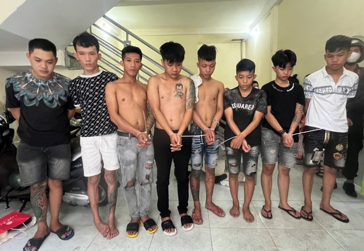 Khởi tố băng nhóm ép nhiều cô gái thoát y, bán dâm trong quán karaoke