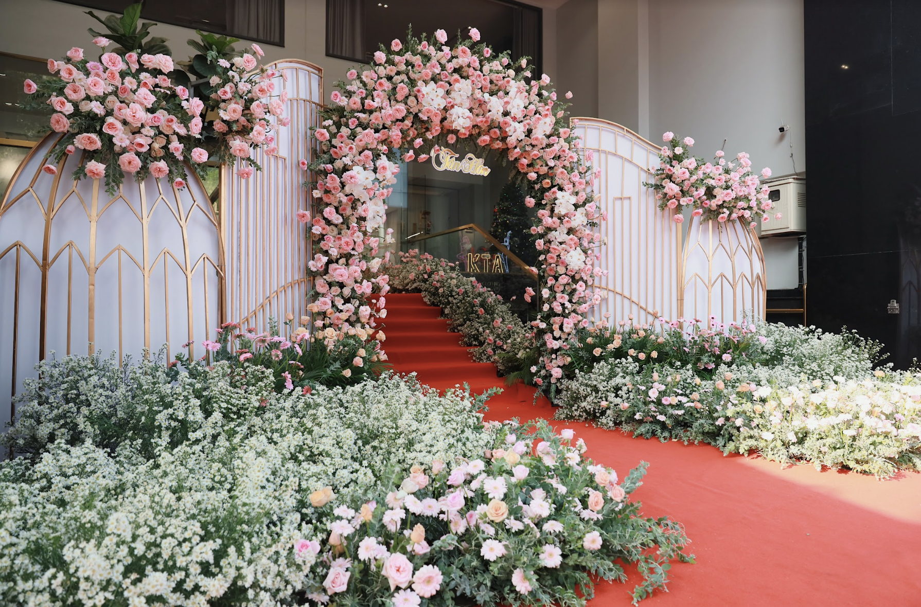 Không gian lễ ăn hỏi của Khánh Thi - Phan Hiển: Tựa như vườn cổ tích với đầy hoa tươi - Ảnh 3.