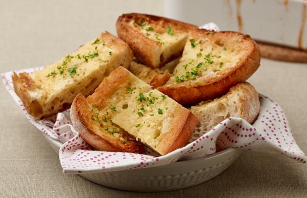 Cách làm bánh mỳ nướng bơ tỏi thơm phức cực đơn giản, chưa tới 10 phút là xong! - Ảnh 1.
