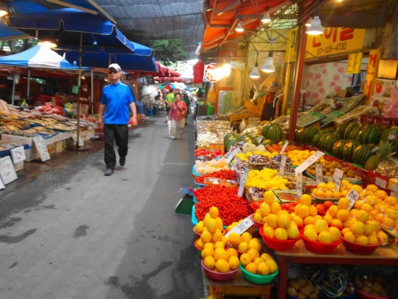 Du học sinh Việt kể chuyện đi chợ truyền thống Hàn Quốc: Bán theo rổ, giá rẻ như cho nhưng coi chừng bị lừa trắng mắt - Ảnh 1.