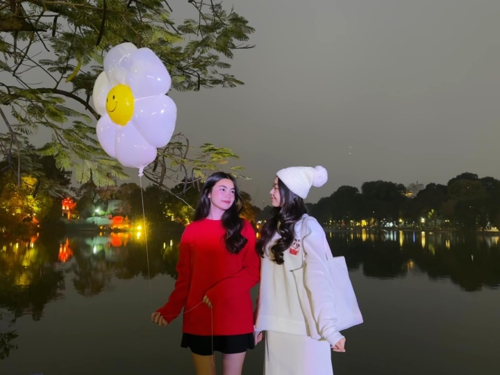 Sao Việt 12/12: Hai con gái Quyền Linh thích thú được thăm Hà Nội - Ảnh 1. Sao Việt 12/12: Hai con gái Quyền Linh thích thú được thăm Hà Nội - Ảnh 1.