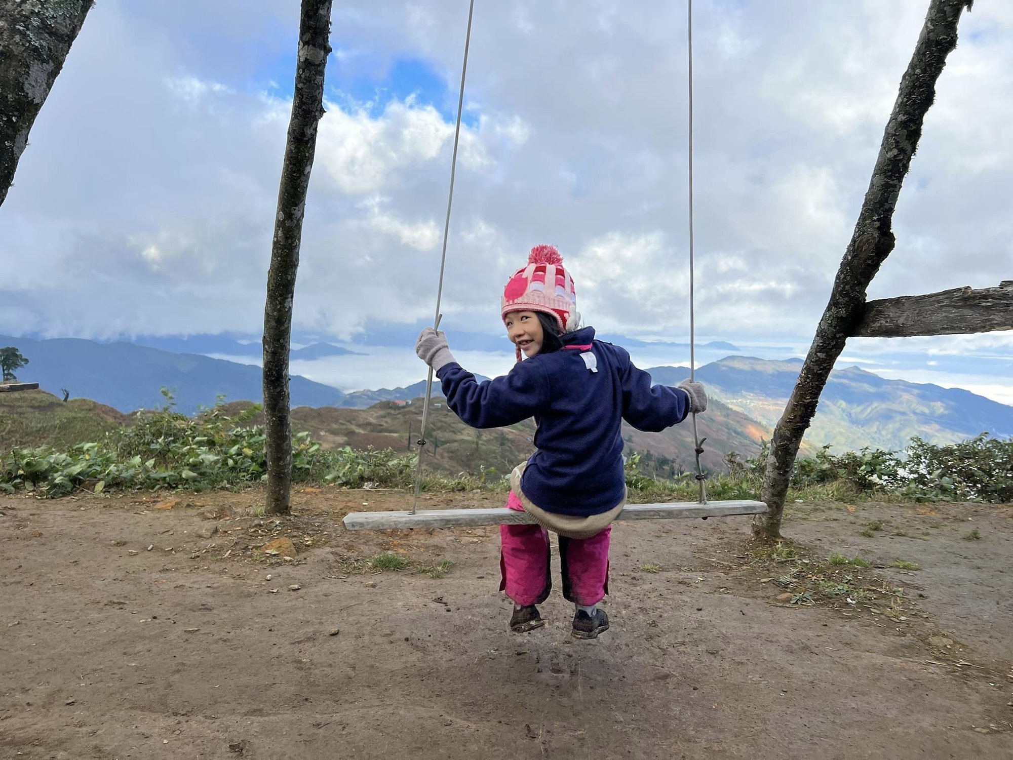 Bé gái 7 tuổi chinh phục núi Lảo Thẩn, chia sẻ hình ảnh săn mây tuyệt đẹp tại &quot;nóc nhà của Y afamily