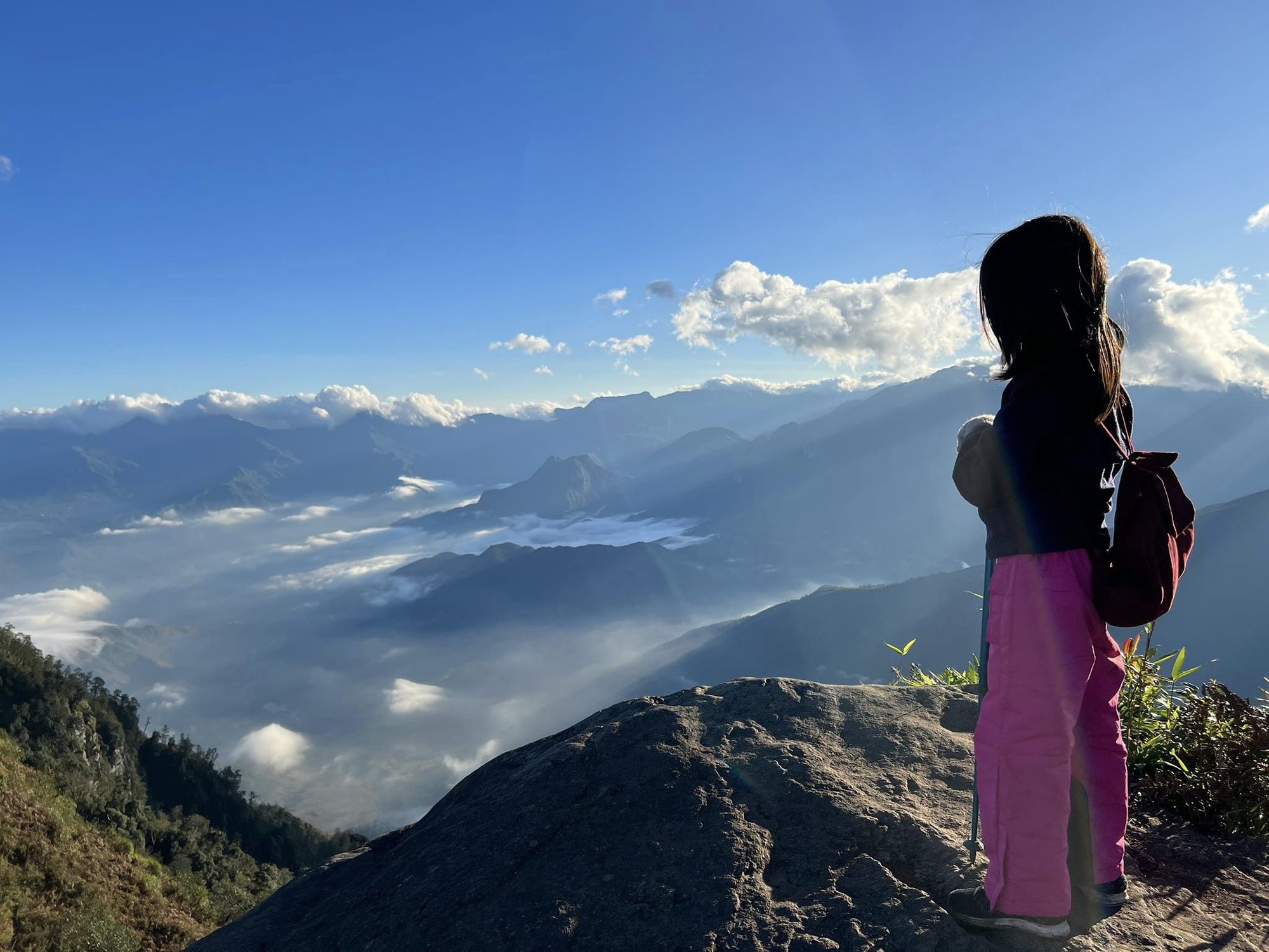 Bé gái 7 tuổi chinh phục núi Lảo Thẩn, chia sẻ hình ảnh săn mây tuyệt đẹp tại &quot;nóc nhà của Y afamily