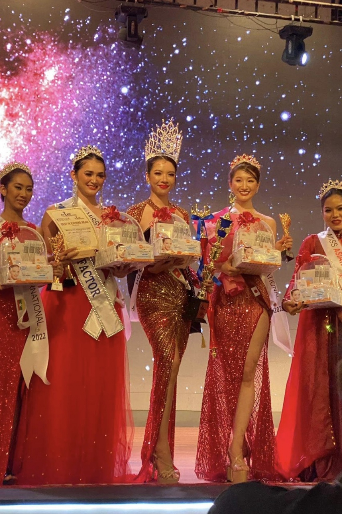Siêu mẫu Thùy Dung đăng quang Hoa hậu Châu Á 2022 - Ảnh 1.
