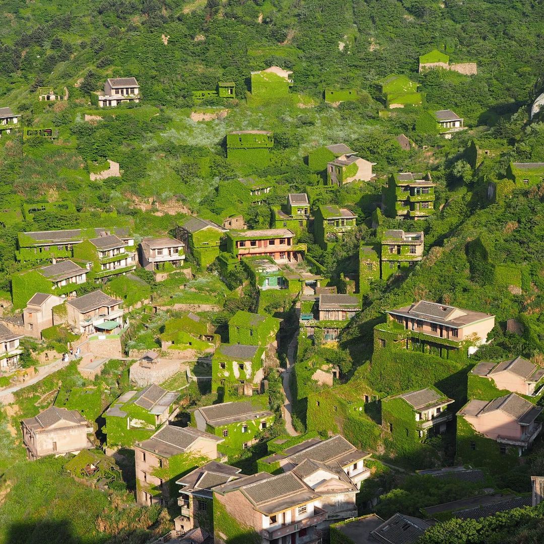 Cận cảnh ngôi làng bỏ hoang đẹp như tranh cổ tích ở Trung Quốc - Ảnh 2.