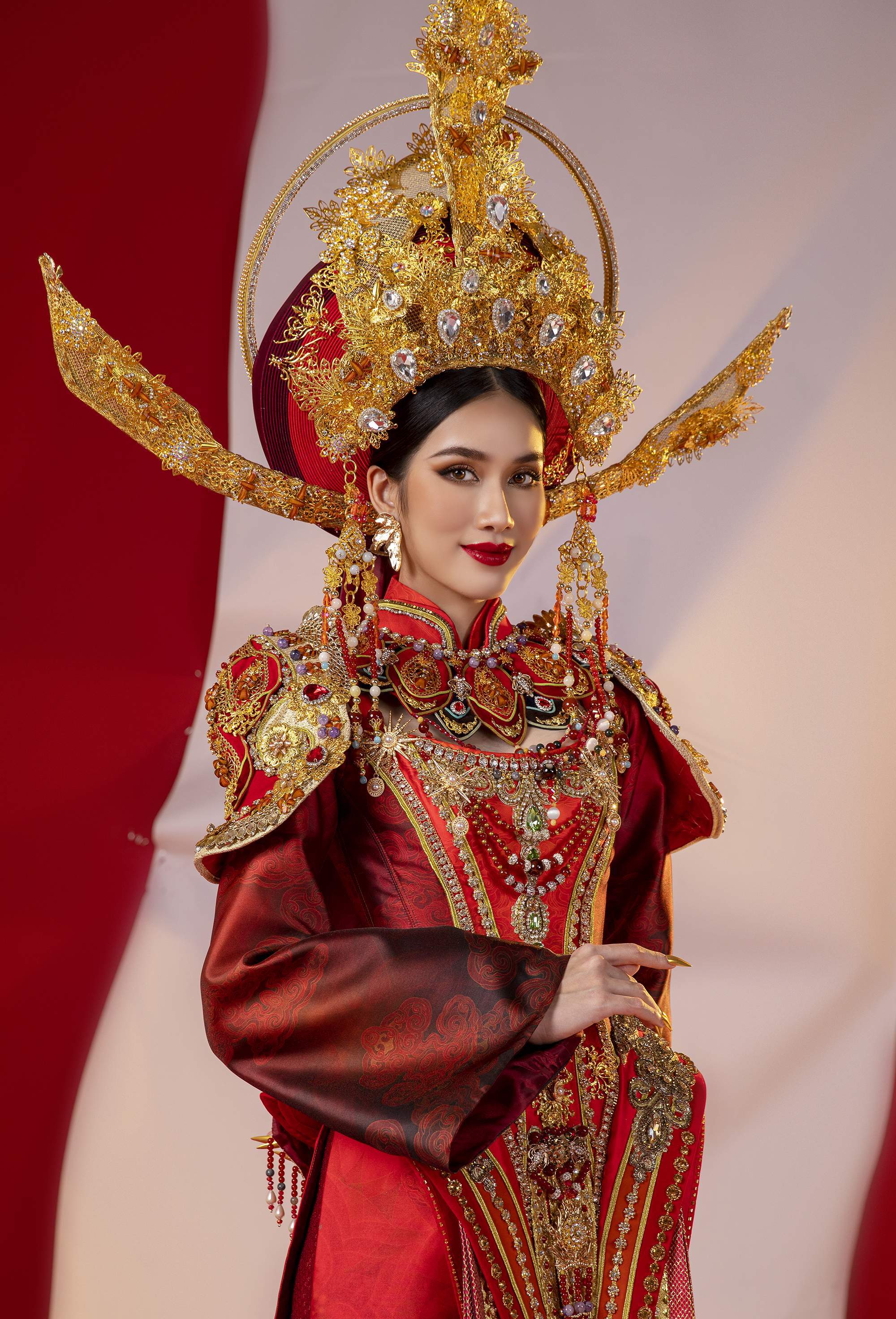 Á hậu Phương Anh toả sáng trong phần thi Trang phục dân tộc tại Chung kết Hoa hậu Quốc tế 2022 - Ảnh 8.