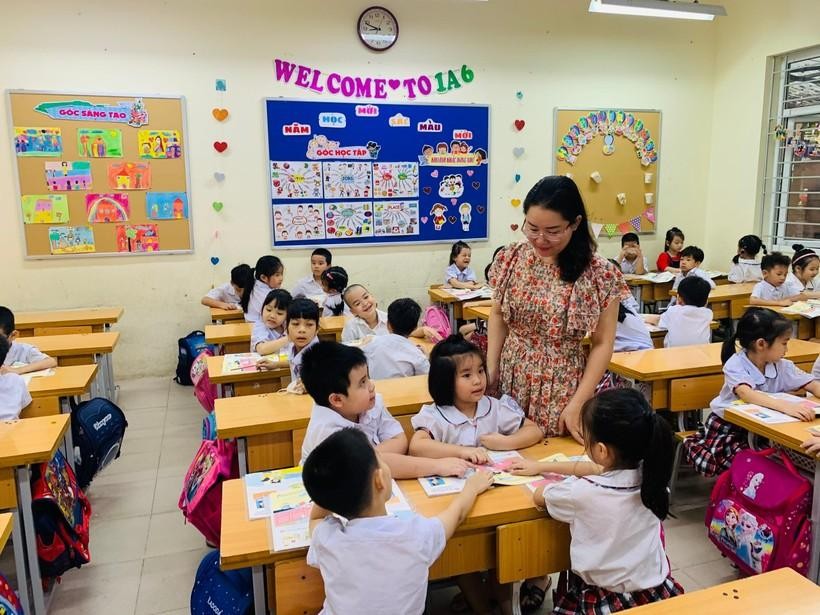 Xã hội hóa biên soạn sách giáo khoa giúp huy động trí tuệ tập thể - Ảnh 1. Xã hội hóa biên soạn sách giáo khoa giúp huy động trí tuệ tập thể - Ảnh 1.