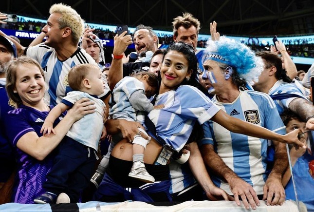Cận cảnh dàn mỹ nữ xinh đẹp 'tiếp lửa' cho ĐT Argentina đánh bại Croatia - Ảnh 10.