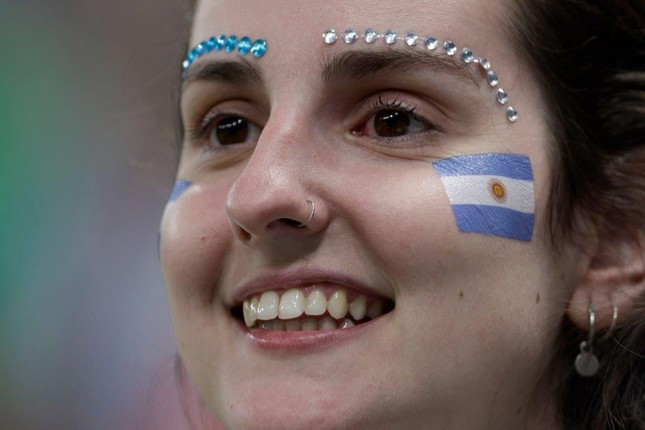 Cận cảnh dàn mỹ nữ xinh đẹp 'tiếp lửa' cho ĐT Argentina đánh bại Croatia - Ảnh 14.
