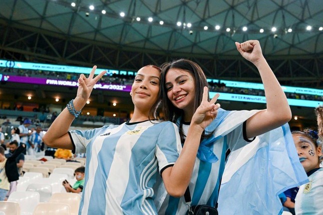 Cận cảnh dàn mỹ nữ xinh đẹp 'tiếp lửa' cho ĐT Argentina đánh bại Croatia - Ảnh 2.