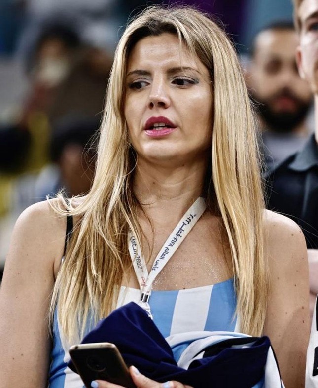 Cận cảnh dàn mỹ nữ xinh đẹp 'tiếp lửa' cho ĐT Argentina đánh bại Croatia - Ảnh 3.