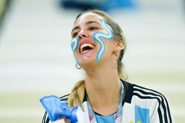 Cận cảnh dàn mỹ nữ xinh đẹp 'tiếp lửa' cho ĐT Argentina đánh bại Croatia - Ảnh 4.