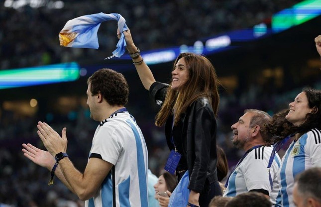 Cận cảnh dàn mỹ nữ xinh đẹp 'tiếp lửa' cho ĐT Argentina đánh bại Croatia - Ảnh 5.