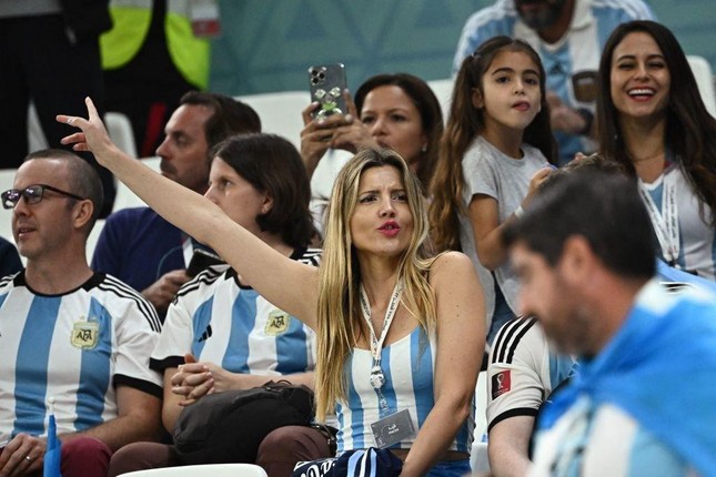 Cận cảnh dàn mỹ nữ xinh đẹp 'tiếp lửa' cho ĐT Argentina đánh bại Croatia - Ảnh 7.