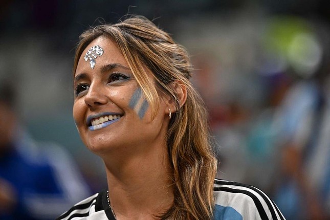 Cận cảnh dàn mỹ nữ xinh đẹp 'tiếp lửa' cho ĐT Argentina đánh bại Croatia - Ảnh 8.