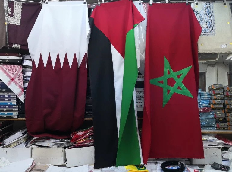 Áo và cờ Morocco cháy hàng tại Qatar - Ảnh 2.