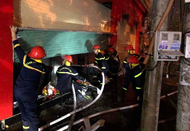 Siêu thị điện máy cháy đỏ rực trong đêm - Ảnh 2. Siêu thị điện máy cháy đỏ rực trong đêm - Ảnh 2.
