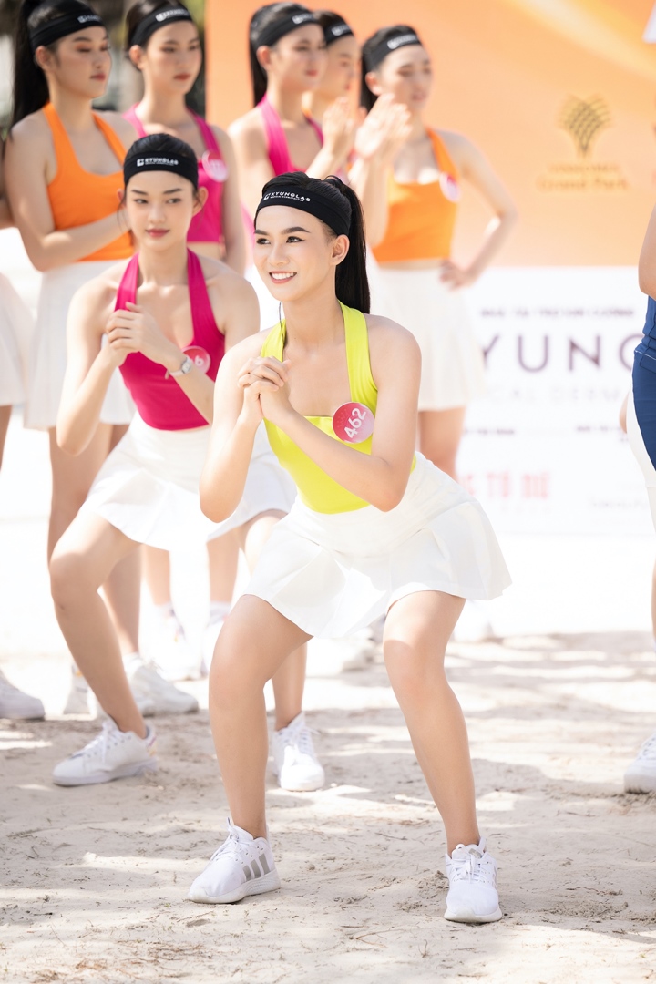 Top 35 Hoa hậu Việt Nam khoe dáng đầy sức sống khi thi &quot;Người đẹp thể thao&quot; - Ảnh 7.