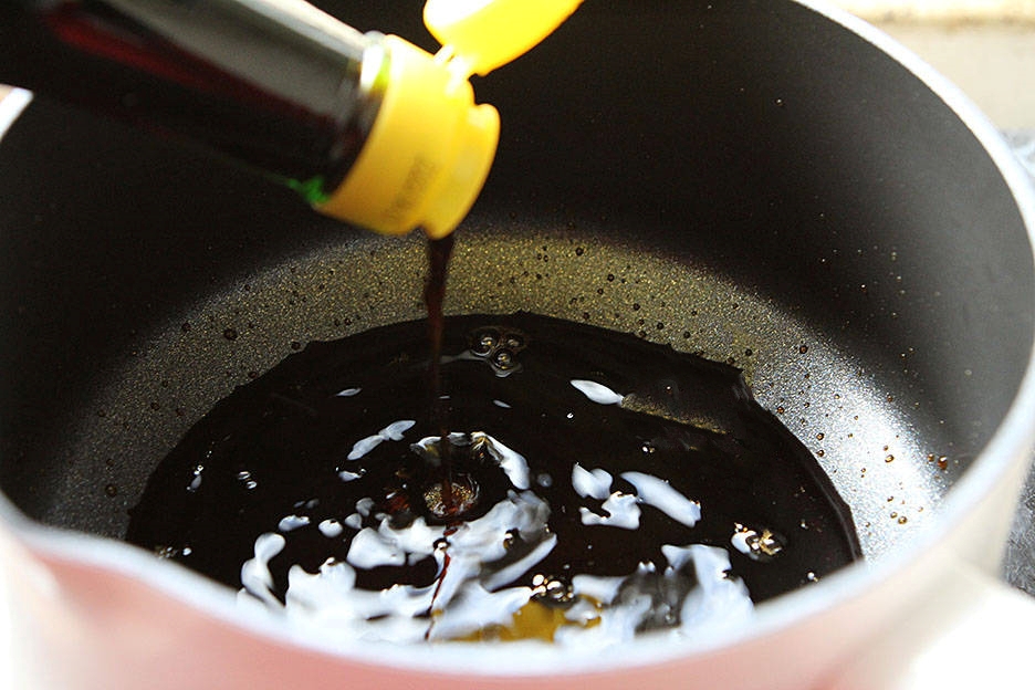Cách thực hiện tỏi xanh rờn ngọc bích tận nhà, ăn vừa phải thơm ngát giòn lại hùn giải ngán dầu mỡ ngày Tết - Hình ảnh 3.