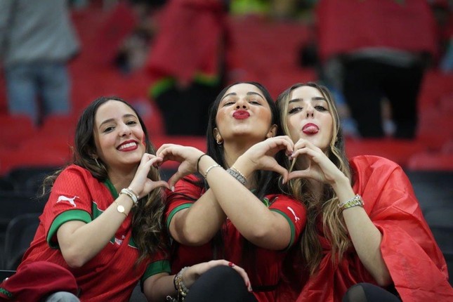 Mê mẩn với nhan sắc các CĐV nữ Morocco ở trận thua 0-2 trước Pháp - Ảnh 3.
