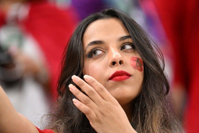 Mê mẩn với nhan sắc các CĐV nữ Morocco ở trận thua 0-2 trước Pháp - Ảnh 10.