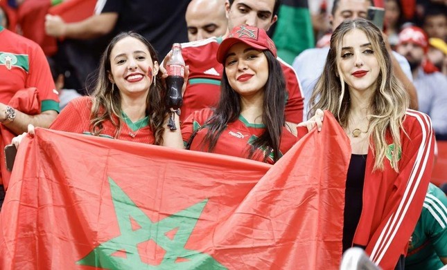 Mê mẩn với nhan sắc các CĐV nữ Morocco ở trận thua 0-2 trước Pháp - Ảnh 2.