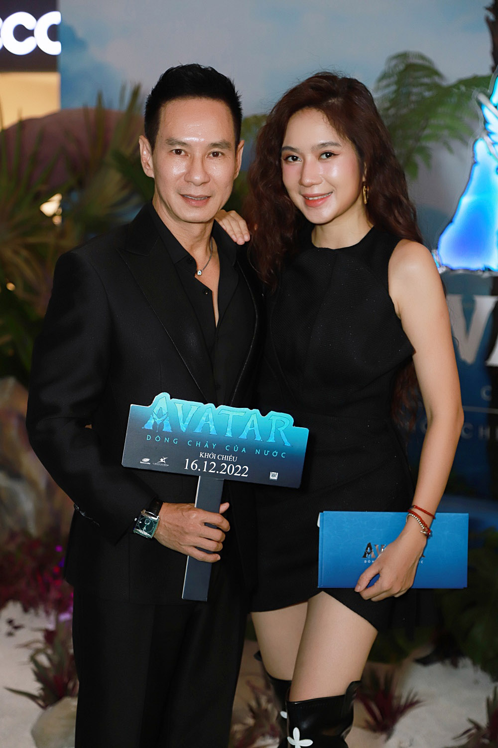 Quỳnh Anh Shyn diện váy nổi bần bật, tay trong tay tình tứ bên bạn trai - Ảnh 3.