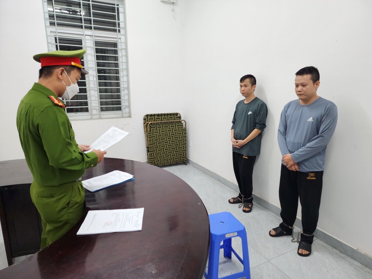 Bắt giữ nhóm người cho tiểu thương, lao động nghèo vay tiền với lãi suất 304%/năm - Ảnh 1. Bắt giữ nhóm người cho tiểu thương, lao động nghèo vay tiền với lãi suất 304%/năm - Ảnh 1.