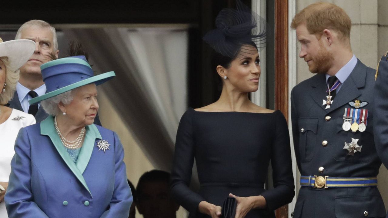 Harry và Meghan nương tay với bà nội và vua cha, cho vợ chồng William làm 'dê tế thần': Nước đi tinh quái nhưng hậu quả khôn lường! - Ảnh 2.