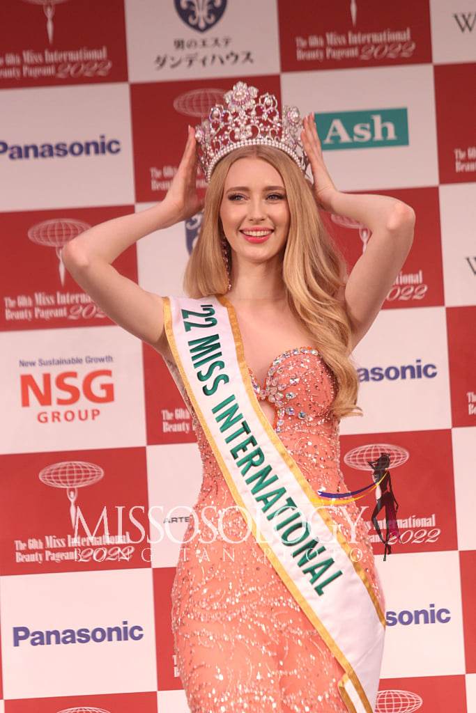 Tân Miss International được gọi là &quot;Hoa hậu tiết kiệm&quot; chỉ vì một chiếc váy - Ảnh 3.