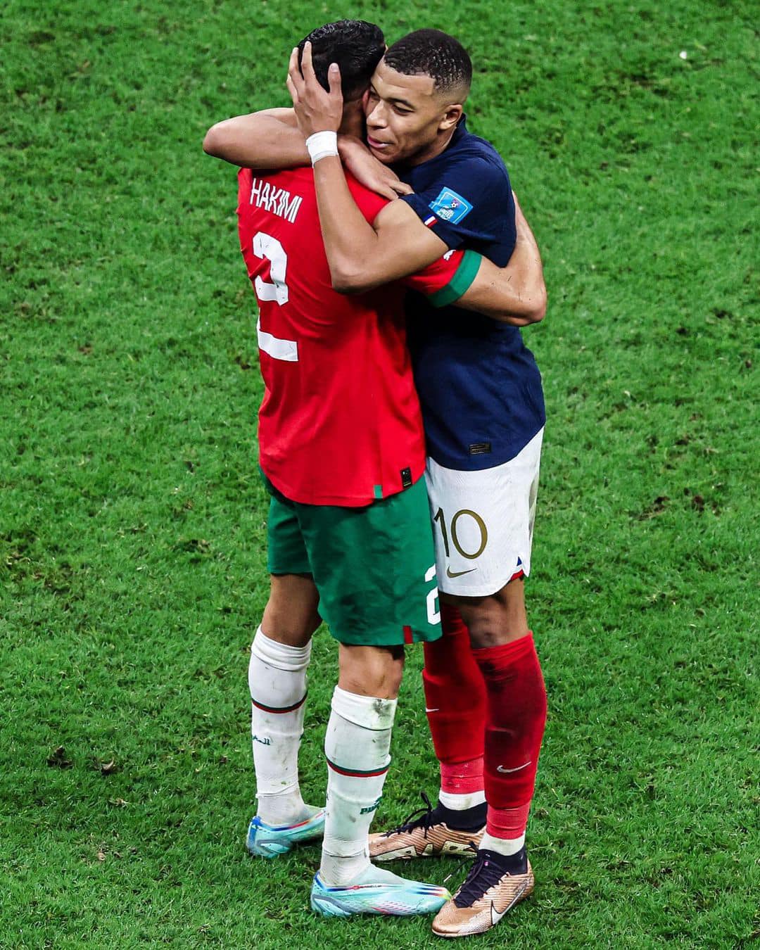 Mbappé và Hakimi ôm nhau trên sân cỏ: Tình bạn đáng ngưỡng mộ của hai đối thủ đồng niên - Ảnh 4.