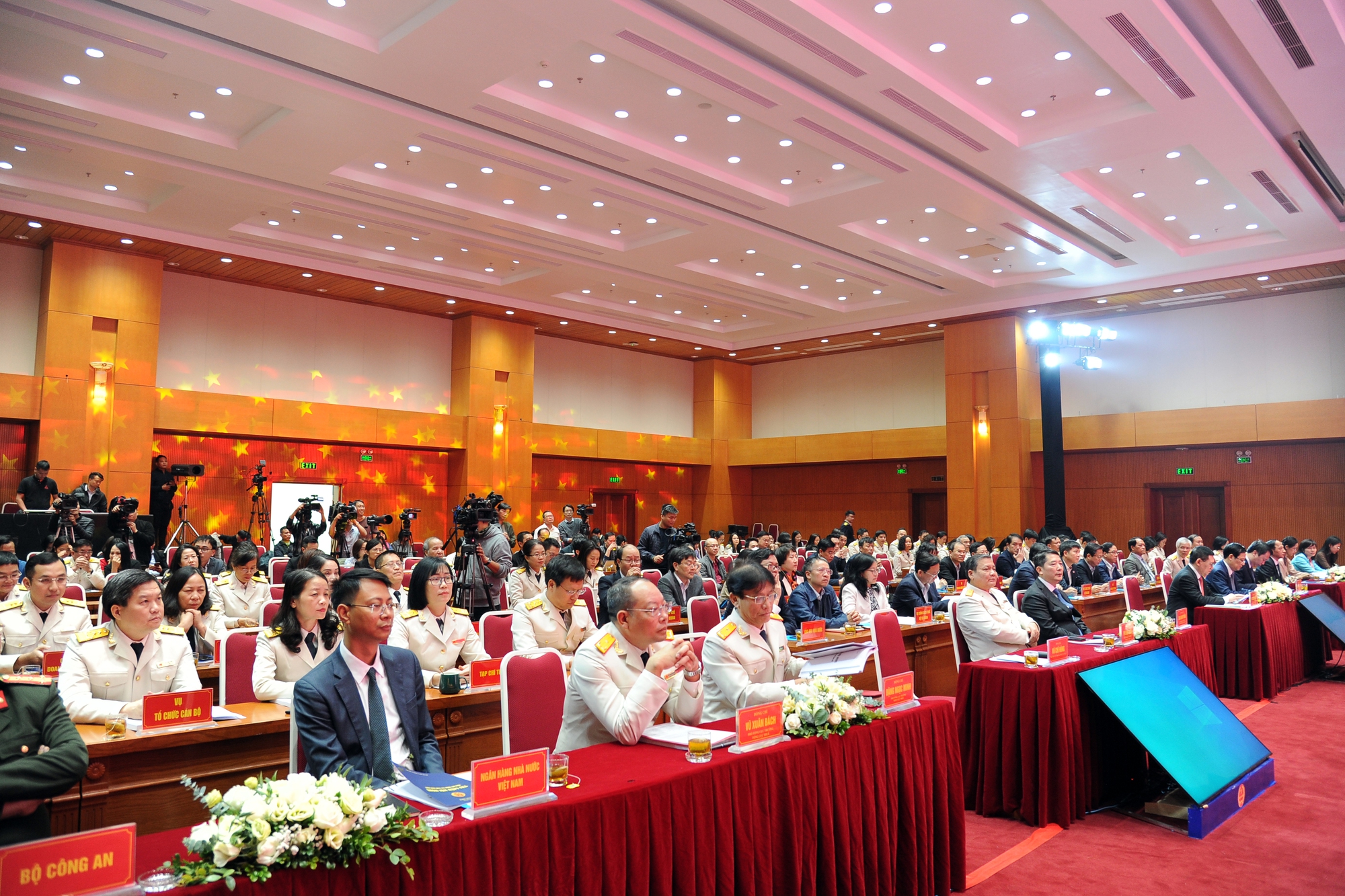 Hà Nội và TP HCM đã cán mốc thu thuế trên 300.000 tỉ đồng - Ảnh 1.