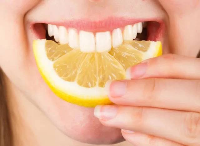 4 loại thực phẩm và đồ uống âm thầm gây sâu răng, nha sĩ khuyên bạn nên tránh tiêu thụ - Ảnh 4.